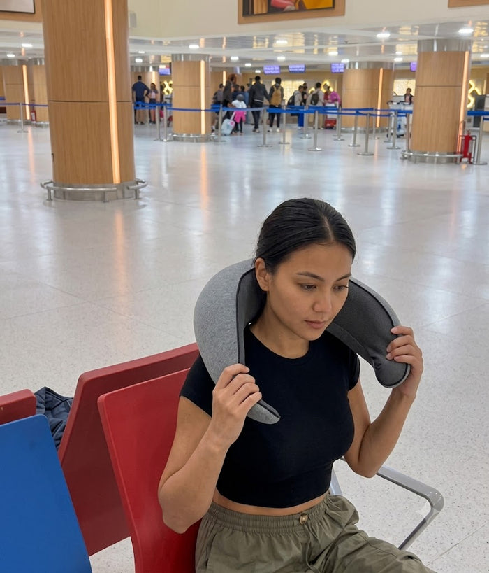 Traveler placing the open Avemos pillow around her neck