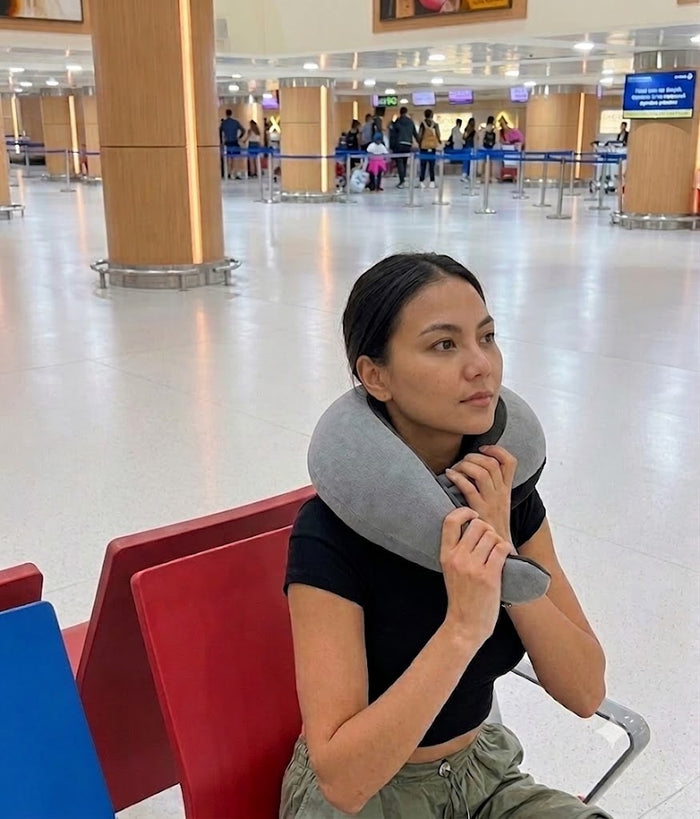 Traveler adjusting the front strap of the Avemos pillow